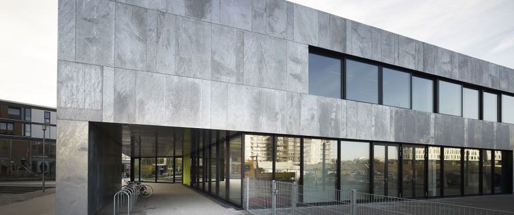 Massivbau - Öffentliches modernes Gebäude - Seitenansicht